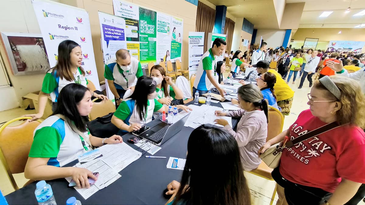 PHILHEALTH staff register Zambales residents as member of the health insurance agency.